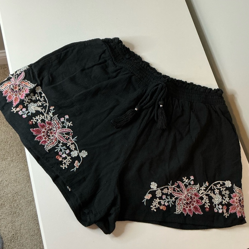 American Eagle Outfitters Black and Floral Embroidered Shorts XS